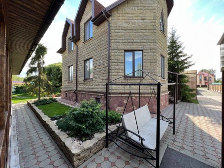 Дом, 427 м², 11 сот., 2 эт.